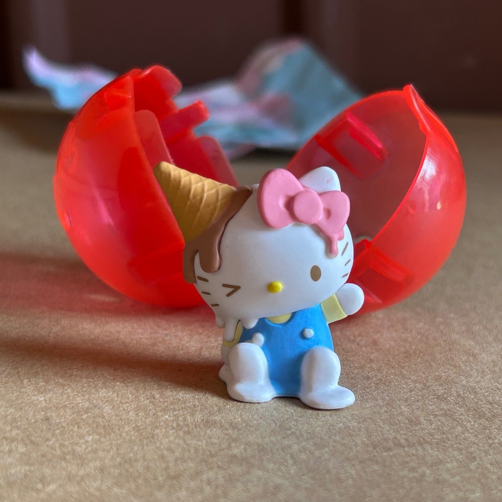 Sanrio Hello Kitty Icecream Gacha Machine Figure